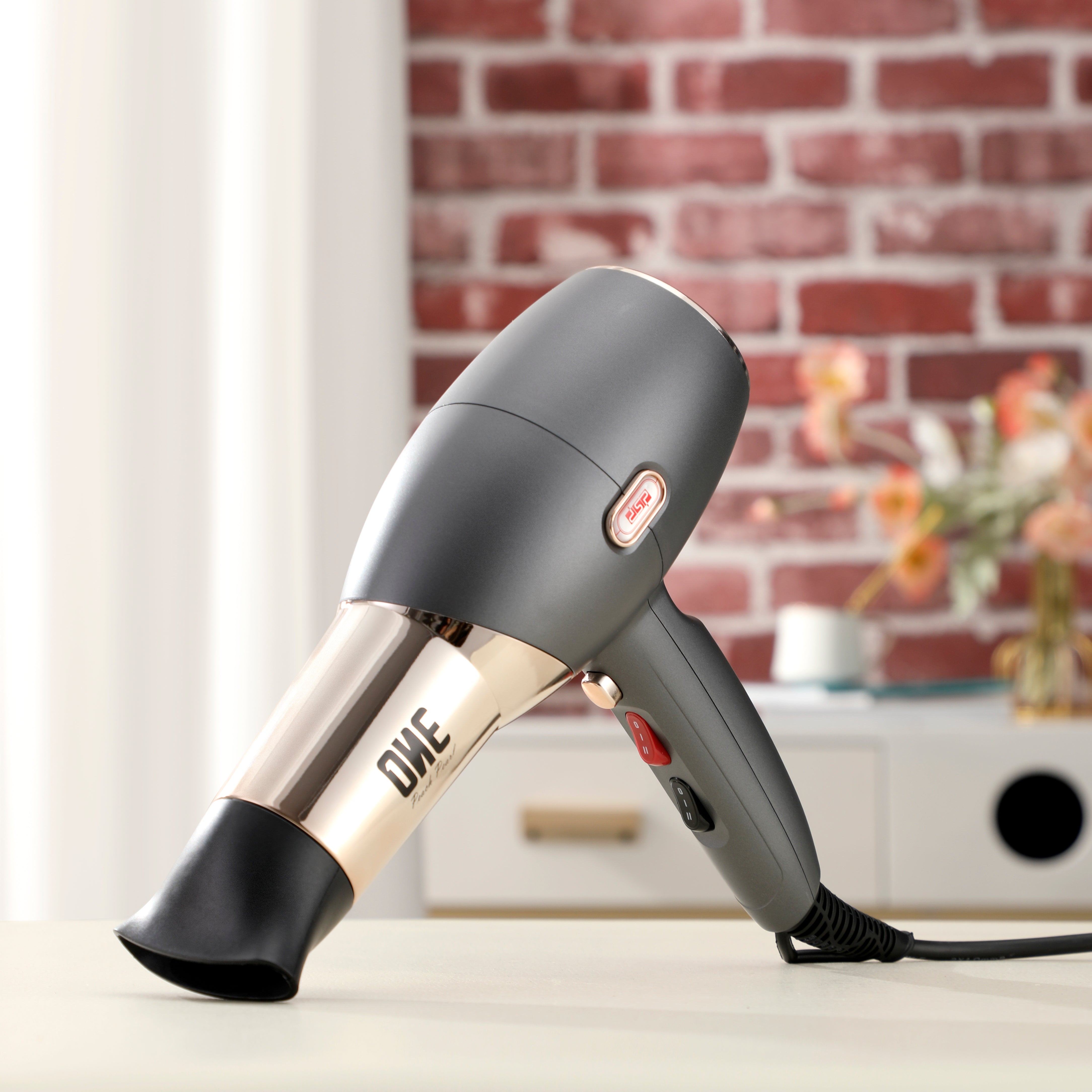 سيشوار شعر احترافي 1800 وات – 18000 RPM – محرك AC نحاس كامل – DSP 37190